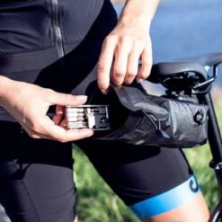 ORTLIEB Micro Two - Wasserdichte Satteltasche/Werkzeugtasche, 0.8 Liter -Outdoor Ausrüstungs Geschäft ORTLIEB Micro Two wasserdichte Satteltasche Werkzeugtasche 08 Liter b3