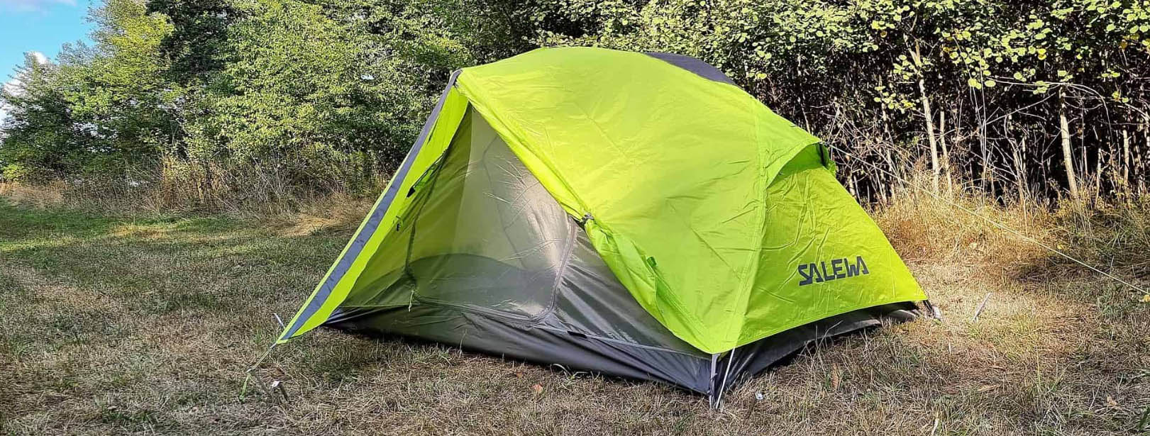 Titelseite -Outdoor Ausrüstungs Geschäft dgdg